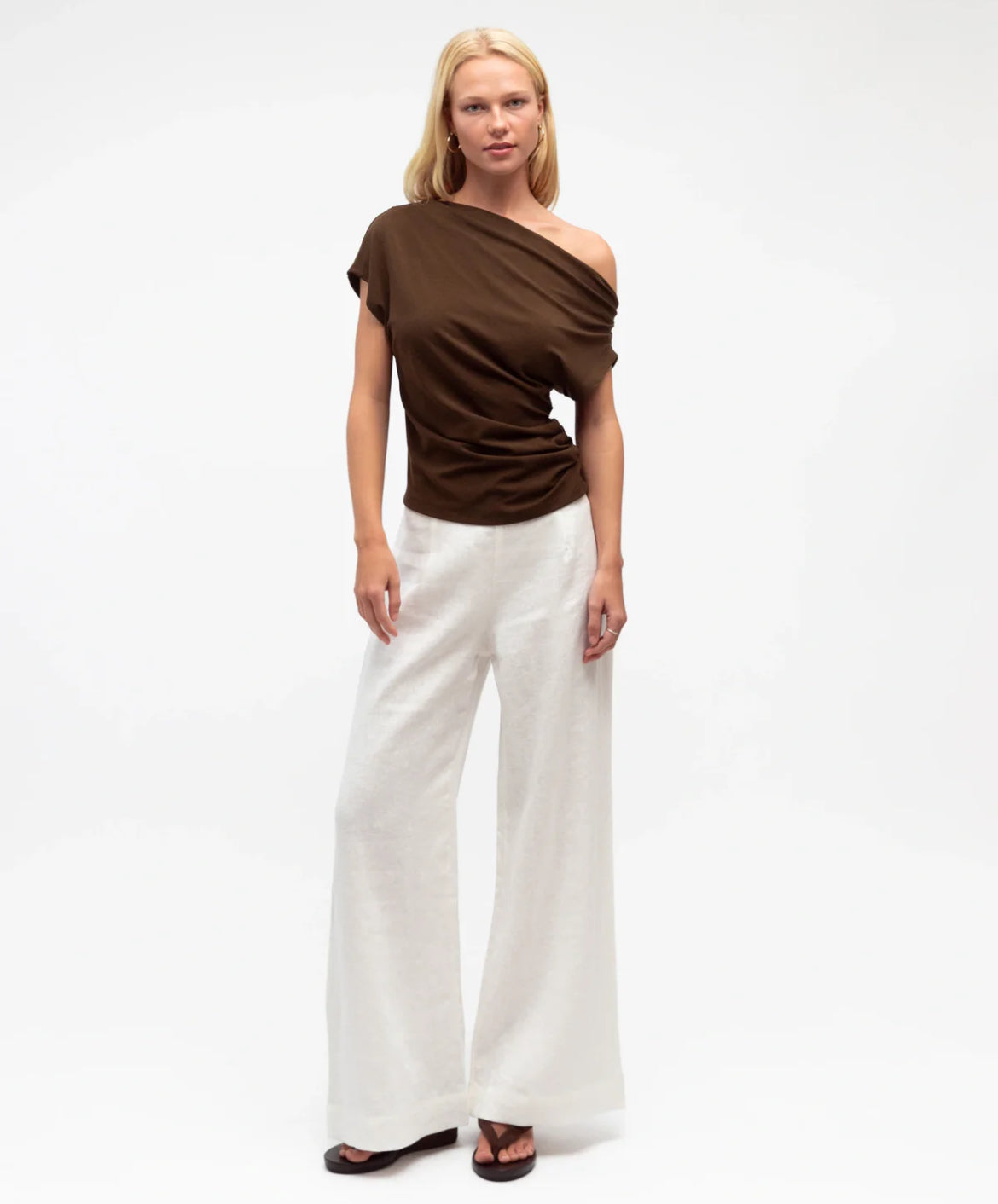 White Closet | ONE SHOULDER TEE-chocolate