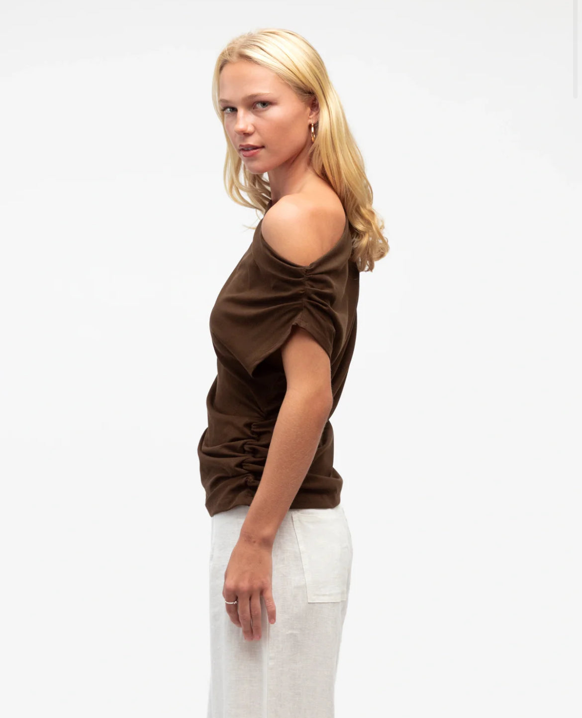 White Closet | ONE SHOULDER TEE-chocolate