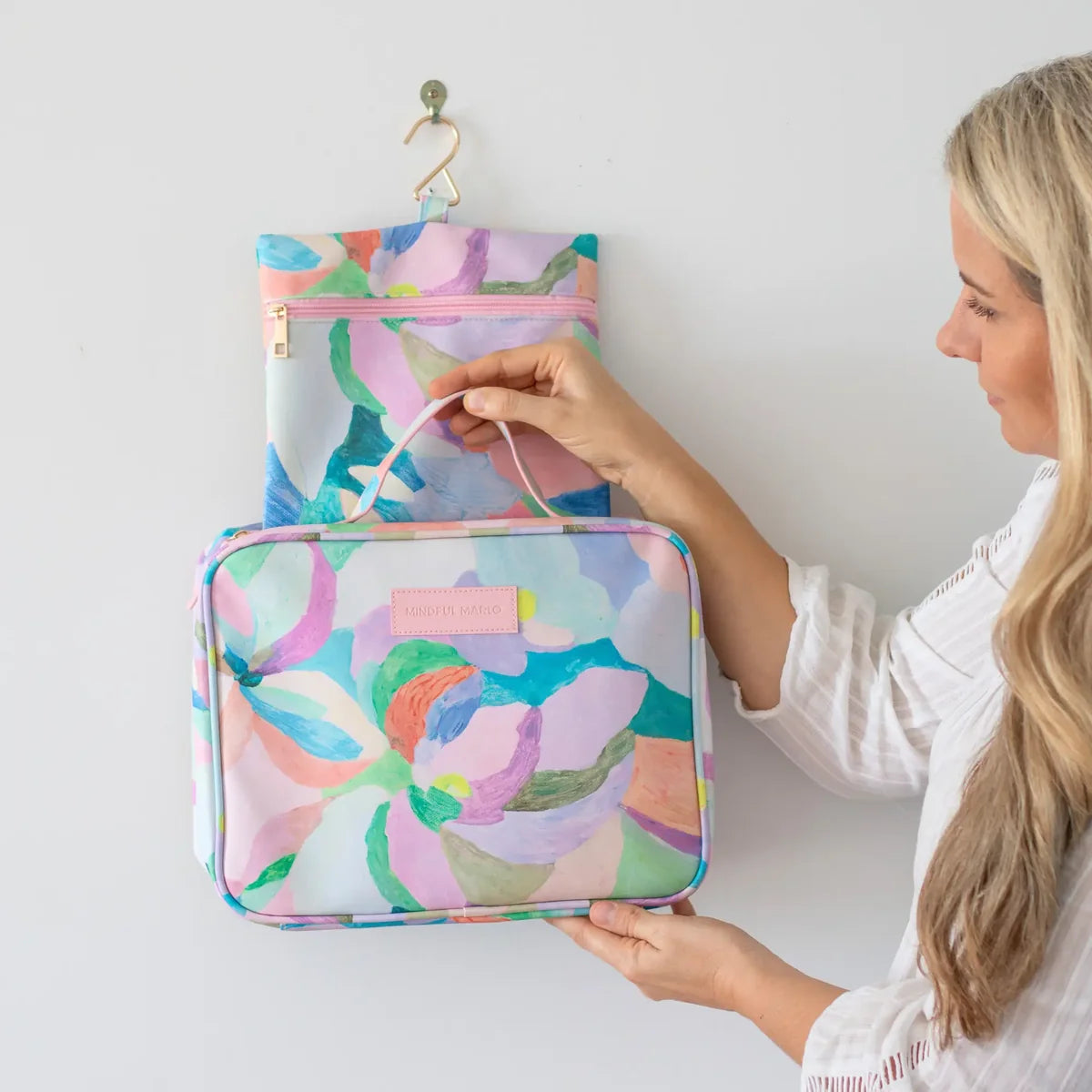 LARGE HANGING TOILETRY BAG