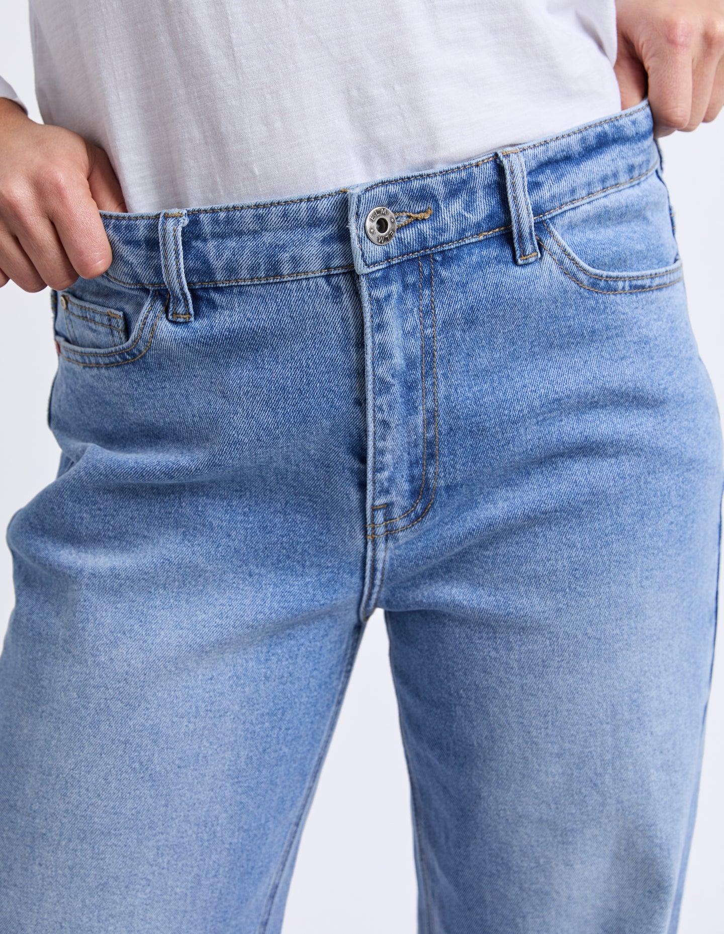Evie Straight Leg Jean Mid Blue Wash