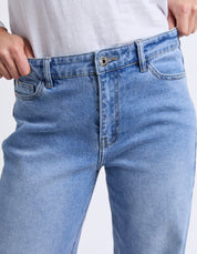 Evie Straight Leg Jean Mid Blue Wash
