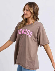 Foxwood | INTERVAL TEE - BROWN/BRIGHT PINK